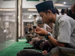 Doa Sholat Tarawih Lengkap Arab, Latin, dan Artinya