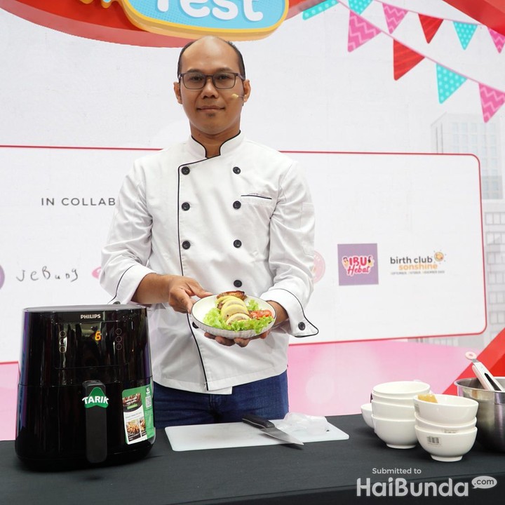 <p>Chef Iskandar membagikan resep Bento Lemon Chicken Wings yang cepat dan mudah dibuat. Resep ini dibuat cepat, tak sampai 30 menit, Bunda. (Foto: HaiBunda/Atmaja Kurniawan)</p>