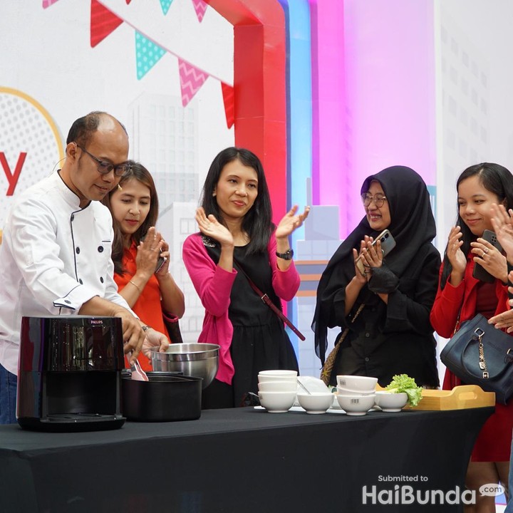 <p>Para Bunda yang hadir juga diberi kesempatan untuk bertanya langsung dengan Chef Iskandar seputar resep bekal anak. Tak hanya itu, Chef juga memberikan pertanyaan kuis untuk para Bunda dengan hadiah menarik. (Foto: HaiBunda/Atmaja Kurniawan)</p>