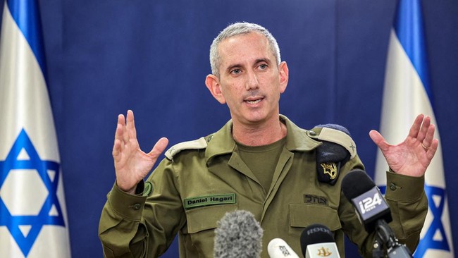 Israel indikasikan invasi darat ke Gaza usai menggempur kawasan utara wilayah kantong itu hingga buat sebagian besar internet terputus. 