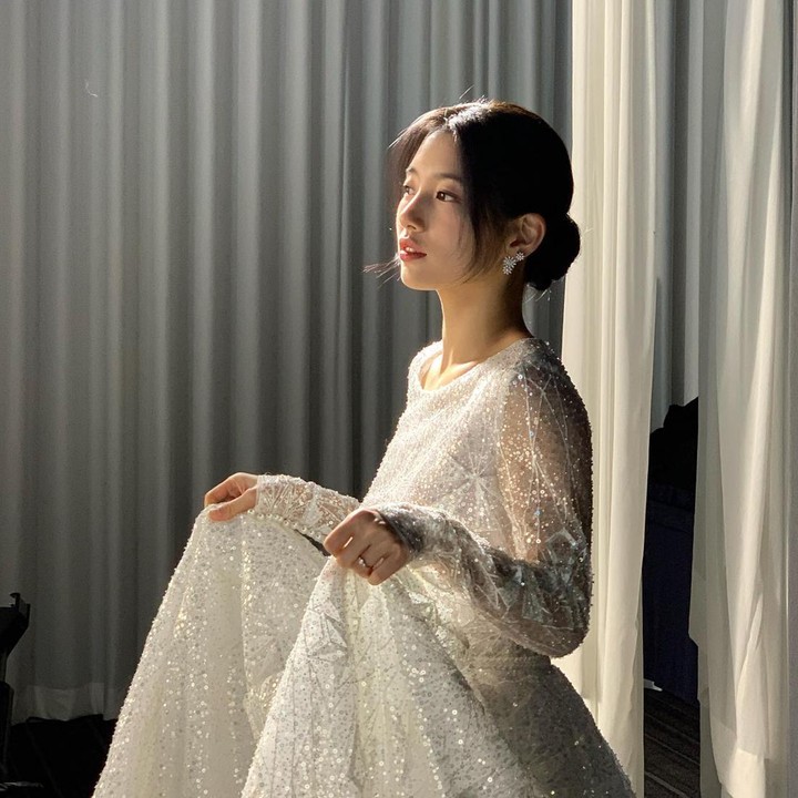 <p>Di potret ini, Bae suzy sedang berpose tanpa menghadap kamera sembari mengangkat gaun pengantinnya yang berkilauan. Foto yang diambil di BTS drakor Anna ini menampilkan wajah cantiknya, padahal wajahnya hanya muncul setengah. (Foto: Instagram @skuukzky)</p>