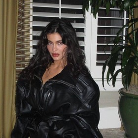 Sukses dengan Brand Kosmetik, Kylie Jenner Luncurkan Bisnis Baju Teranyar "KHY"
