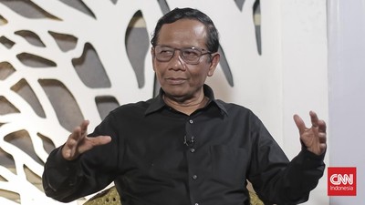 Mahfud MD tak menjawab tegas ketika ditanya apakah bakal mundur atau tidak dari jabatan Menko Polhukam usai jadi calon wakil presiden di Pilpres 2024.