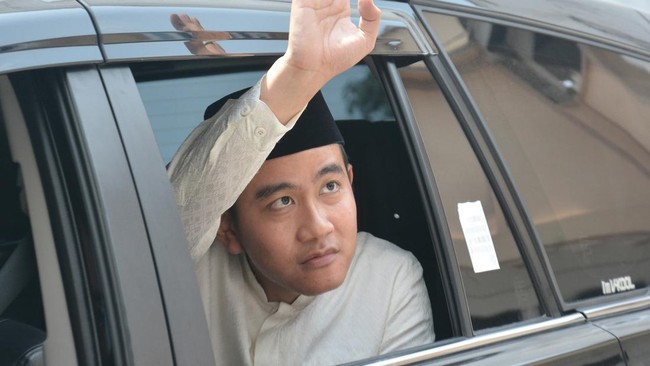 Bakal calon wakil presiden Gibran Rakabuming Raka bertemu Gus Miftah dan sejumlah ulama pada haul Habib Solo di Masjid Riyadh.