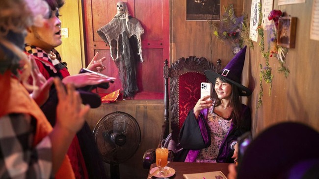 FOTO: Sensasi 'Creepy' Sambutan Nenek Sihir di Kafe di Thailand