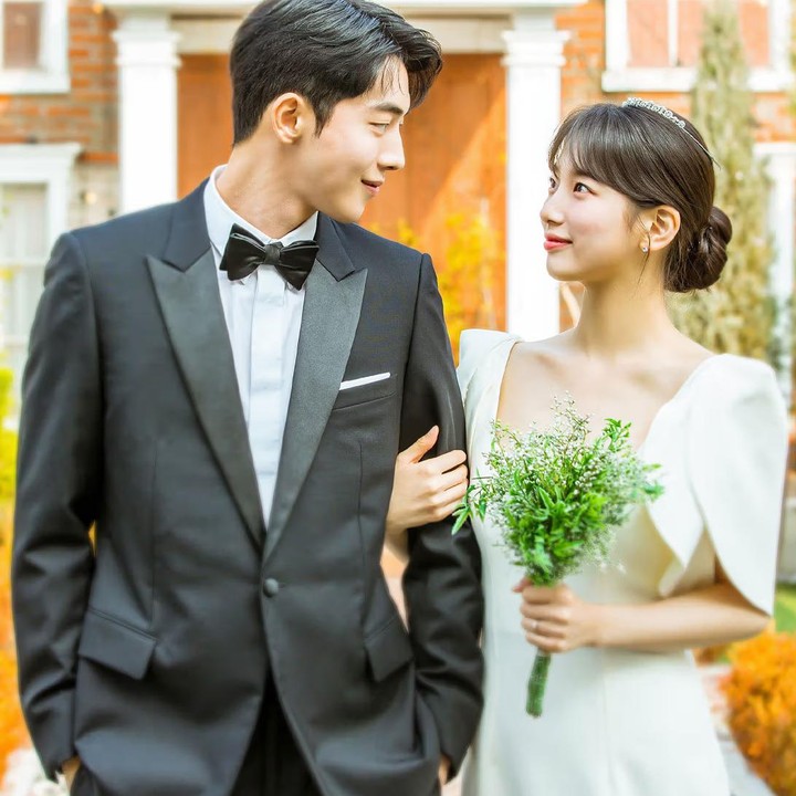 <p>Kalau di potret ini, Bae Suzy dan Nam Joo Hyuk saling bertatapan sambil tersenyum, Bunda. Bahkan, Suzy Bae juga tampak menggenggam lengannya. Berlatar bangunan bergaya Edwardian, foto ini bikin salting saja ya, Bunda? (Foto: Instagram @tvndrama.official)</p>