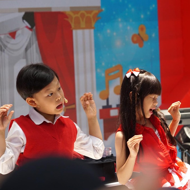 <p>Ada juga penampilan dari adik-adik yang bercerita dan menampilkan trik sulap sederhana. Mereka juga mengajak anak-anak lain untuk ikut berpartisipasi dalam eksperimen yang mereka buat, Bunda. (Foto: HaiBunda/ Yuri Hanggrian Fauzi)</p>