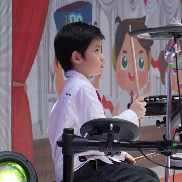 <p>Penampilan dari Mydoremi Musical Garden ditutup dengan penampilan drummer cilik yang sangat bertalenta dan bersemangat. LazMall Daily Bundafest di Margo City ini didukung oleh brand ternama seperti MamyPoko, Johnson & Johnson, Merries, Bebelac, Goon, Kintakun x Cuit Baby, dan Philips. Untuk bisa mendapatkan harga-harga menarik dari brand di atas langsung saja klik <strong><a href="https://www.haibunda.com/outboundlinks?url=http%3A%2F%2Fsurl.li%2Fmnvok" target="_blank">di sini</a></strong> ya, Bun. Diskon harganya luar biasa! (Foto: HaiBunda / Yuri Hanggrian Fauzi)</p>