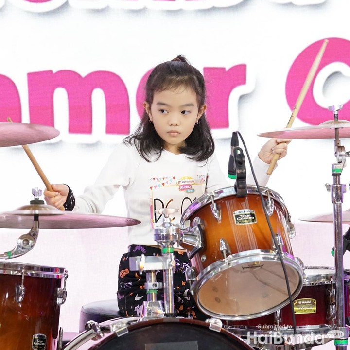 <p>Setelah demo memasak dari Philips, acara ini diramaikan oleh Lomba Drummer Cilik yang diikuti 12 peserta. Peserta yang tampil rata-rata berasal dari usia SD hingga SMP. Meski masih kecil, penampilan mereka keren-keren lho, Bunda. (Foto: HaiBunda/Tania)</p>