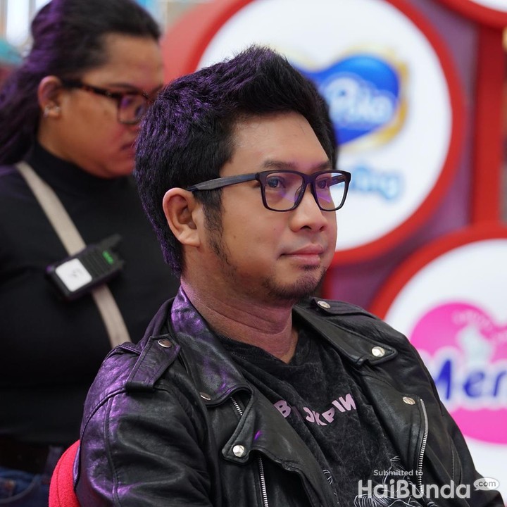<p>Juri yang hadir juga berasal dari kalangan profesional, salah satunya adalah Chandra Cristianto atau akrab disapa Konde eks drumer band Samsons. Lomba drummer cilik sukses menarik perhatian pengunjung LazMall Daily Bundafest 2023 hari kedua. (Foto: HaiBunda/Tania)</p>