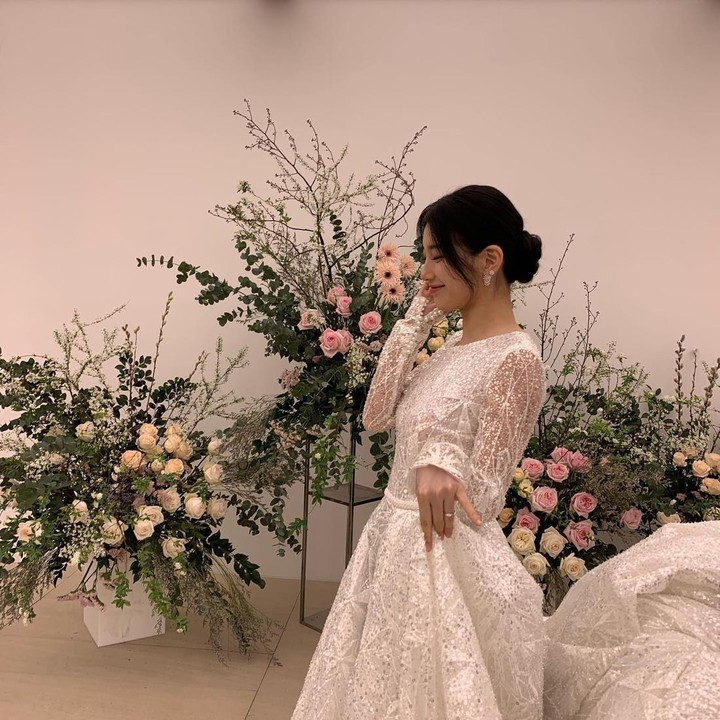 <p>Masih BTS drakor Anna, kali ini Bae Suzy tersenyum manis sambil tersipu-sipu dengan gaun pengantinnya Bunda. Lagi-lagi, wajah cantiknya hanya tampak setengah, tapi keanggunannya tetap terpancar ya, Bunda? (Foto: Instagram @skuuksky)</p>