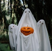 4 Tradisi Unik Perayaan Halloween di Berbagai Negara, Nggak Cuma Pesta Kostum Lho!