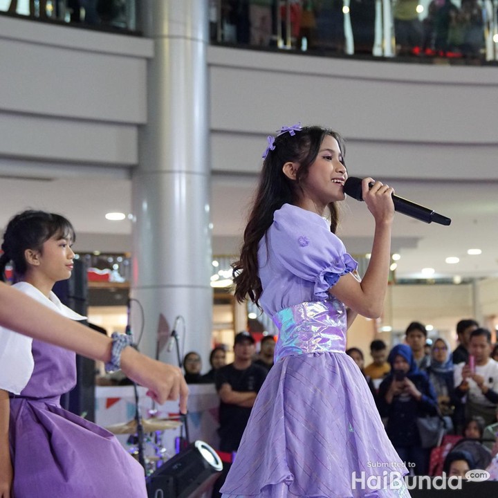 <p>Quinn Salman mengaku sangat senang bisa menghibur anak-anak dengan lagu yang dia bawakan di acara hari ini. LazMall Daily Bundafest di Margo City ini didukung oleh <em>brand</em> ternama seperti MamyPoko, Johnson & Johnson, Merries, Bebelac, Goon, Kintakun x Cuit Baby, dan Philips. Untuk bisa mendapatkan harga-harga menarik dari <em>brand</em> di atas langsung saja klik <strong><a href="https://www.haibunda.com/outboundlinks?url=http%3A%2F%2Fsurl.li%2Fmnvok" target="_blank">di sini</a></strong> ya, Bun. Diskon harganya luar biasa! (Foto: HaiBunda/Muhammad Diego)</p>