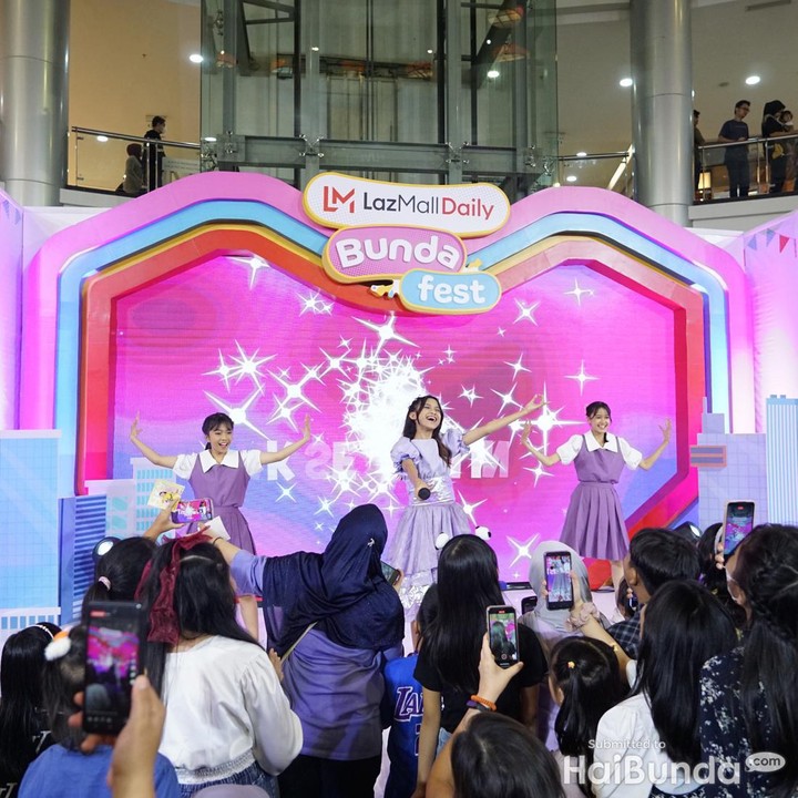 <p>Suara merdu Quinn Salman berhasil memikat hati penonton. Penampilan penyanyi 13 tahun ini bahkan membuat anak-anak yang datang langsung menyerbu ke dekat panggung. (Foto: HaiBunda/Muhammad Diego)</p>