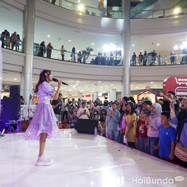 <p>Quinn Salman membawakan lagu-lagu populernya dengan meriah di panggung LazMall Daily Bundafest 2023. Beberapa di antaranya adalah <em>Sahabat Terbaik,</em> Anugerah Terindah, <em>Jagoan,</em> <em>Selamat Ulang Tahun</em>, dan <em>Bukan Lagu Dewasa.</em> (Foto: HaiBunda/Muhammad Diego)</p>