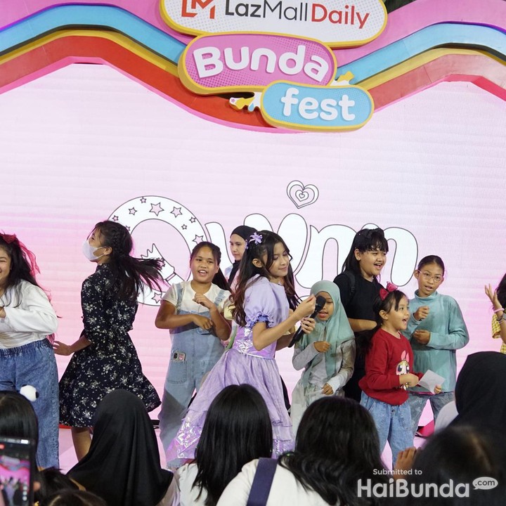 <p>Suasana pun semakin heboh dan meriah saat Quinn Salman menyanyikan lagu andalannya yang viral di kalangan anak-anak berjudul <em>Tiba-Tiba</em>. Sontak saja semua penonton dan pengunjung yang hadir langsung berdiri dan ikut bernyanyi sambil menari. (Foto: HaiBunda/Muhammad Diego)</p>