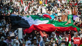 FOTO: Gemuruh Ribuan Massa Aksi Bela Palestina di Kedubes AS Jakarta