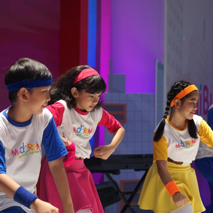 <p>Senam ini dipandu oleh empat orang adik-adik usia sekolah dasar yang bernama Marvin, Nior, Malika, dan Junso. Mereka tampak lincah dan ceria dalam balutan baju warna warni bertuliskan Mydoremi Musical Garden. (Foto: HaiBunda / Yuri Hanggrian Fauzi)</p>
