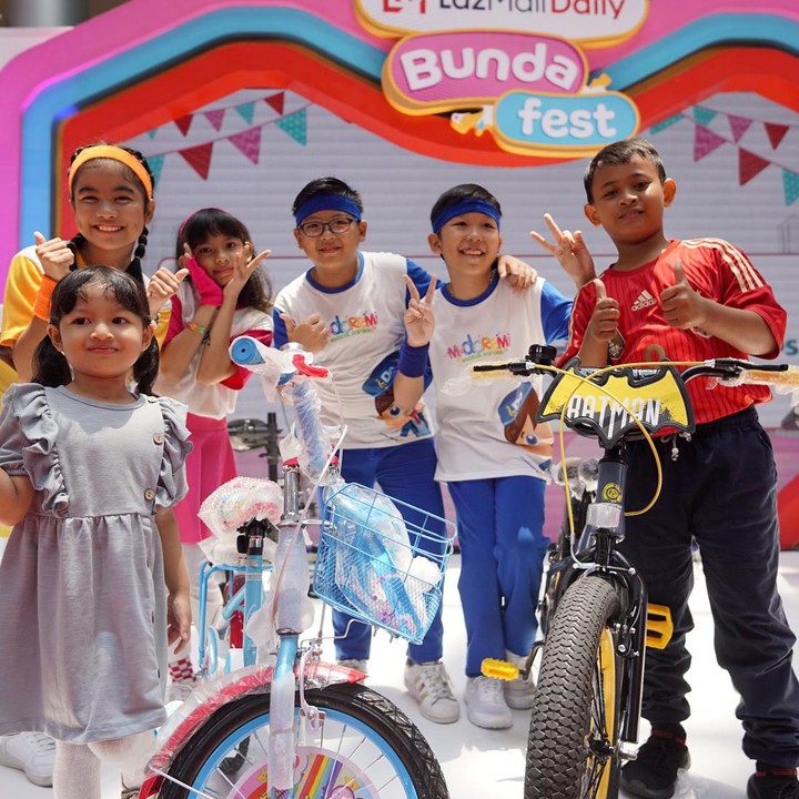 <p>Dalam kesempatan ini ada dua anak yang memenangkan hadiah sepeda karena berhasil mengikuti senam dengan semangat. Pemenang sepeda tersebut bernama Windika Yudha dan Annisaa Farras. Tak hanya untuk anak-anak, ada juga hadiah untuk Bunda yang paling semangat. (Foto: HaiBunda / Yuri Hanggrian Fauzi)</p>