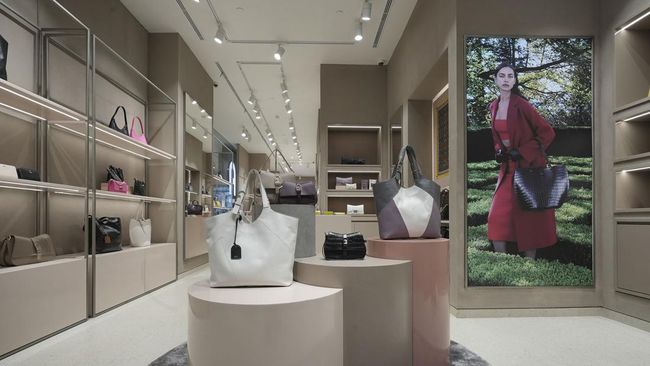 Furla kembali membuka store terbarunya di Pasific Place, Jakarta dengan konsep minimalis elegan.