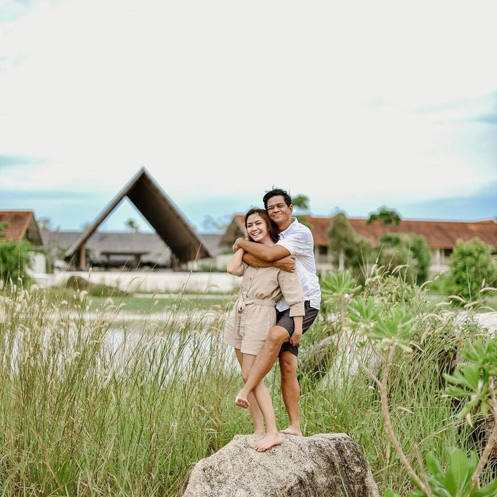 <p>Selain kemesraan mereka, ternyata tak sedikit juga netizen yang salah fokus dengan paras cantik yang dimiliki Tyara. (Foto: Instagram@suryainsomnia)</p>