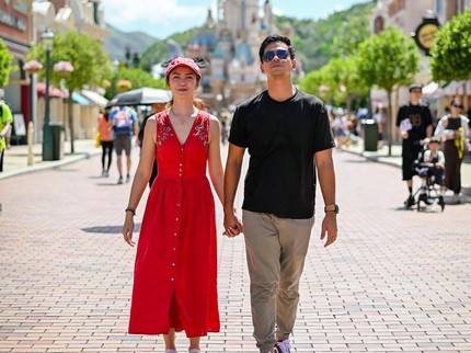 7 Potret Surya dan Istri Bikin Netizen Baper, Kecantikan Tyara Renata Curi Perhatian