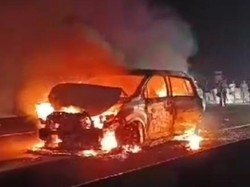 Tabrak Truk di Tol Pekalongan, Avanza Ludes Terbakar