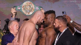 FOTO: Heboh Faceoff Fury vs Ngannou Jelang Duel Tinju Dunia