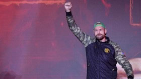 Fury: Mike Tyson Menang KO atas Jake Paul