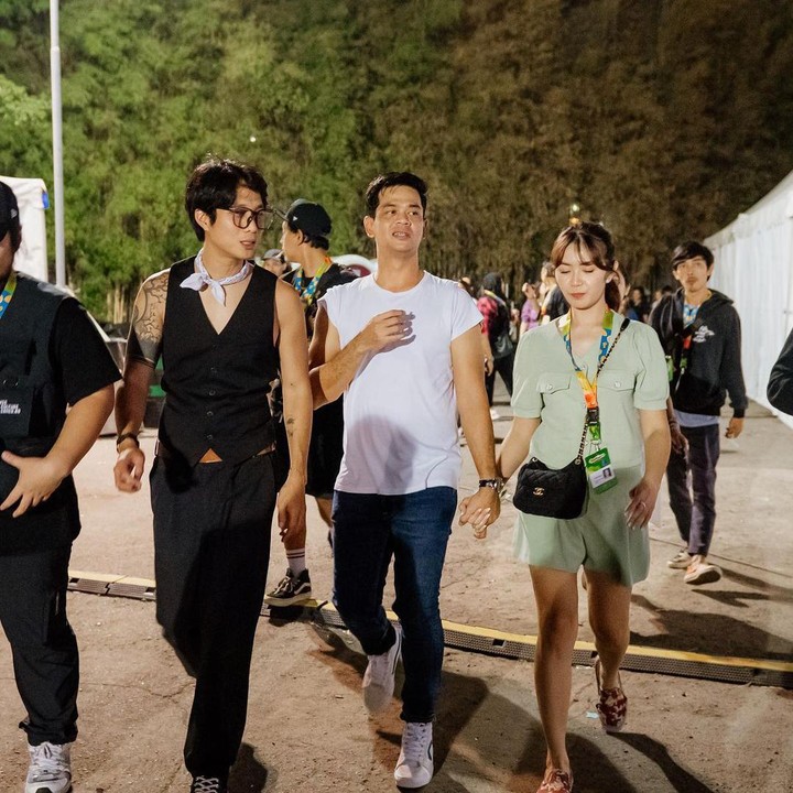 <p>Hal itu diketahui langsung dari beberapa potret dan video yang diunggah mereka di media sosial. Seperti potret berikut ini saat sang istri menemani Surya yang akan tampil di atas panggung bersama band barunya. (Foto: Instagram@tyararenata)</p>