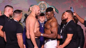 Tyson Fury Tebar Psy War, Dorong Kepala Ngannou di Sesi Faceoff