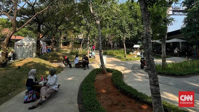 Urban Forest Cipete, sebuah ruang publik terbuka di Jakarta Selatan, menjadi destinasi populer karena suasananya yang sejuk, jauh dari kesan Jakarta.
