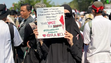 img-title Israel Putus Komunikasi Gaza, Zaskia Adya Mecca Turun ke Jalan Dukung Palestina