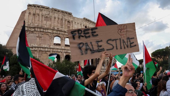 Slogan "From the River to the Sea" terus bergaung dalam gerakan solidaritas pro-Palestina yang kian meluas, terutama di negara Eropa hingga Amerika.