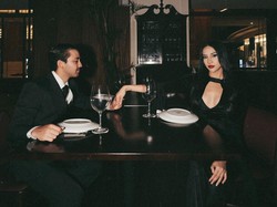 Gaya Anya Geraldine Cosplay Halloween Bareng Pacar, Seksi Jadi Addams Family