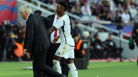 Viral Ancelotti Tarik Tangan Vinicius saat Buang Waktu di El Clasico