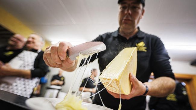 Kejuaraan Raclette digelar di Pegunungan Alpen Swiss untuk pertama kalinya. Ada setidaknya 90 jenis keju yang ikut dalam pertandingannya.