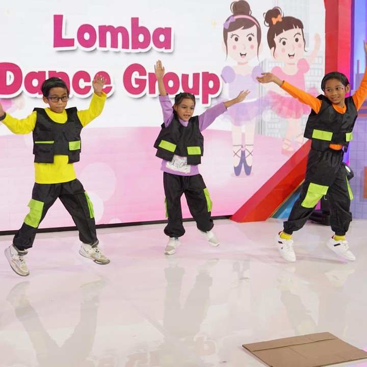 <p>Seluruh peserta tampil dengan kompak dan ceria untuk memperebutkan hadiah yang tersedia. LazMall Daily Bundafest di Margo City ini didukung oleh brand ternama seperti MamyPoko, Johnson & Johnson, Merries, Bebelac, Goon, Kintakun x Cuit Baby, dan Philips. Untuk bisa mendapatkan harga-harga menarik dari brand di atas langsung saja klik <a href="https://www.haibunda.com/outboundlinks?url=http%3A%2F%2Fsurl.li%2Fmnvok" target="_blank">di sini </a>ya, Bun. Diskon harganya luar biasa! (Foto: Atmaja Kurniawan / HaiBunda)</p>