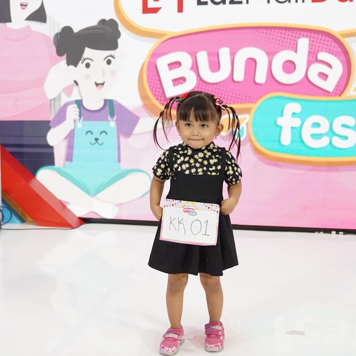 <p>Kreasi kuncir yang dibuat oleh Bunda dan Ayah sangat beragam dan kreatif, Bunda. Setelah selesai dikuncir Si Kecil diminta untuk naik ke atas panggung dan melakukan fashion show singkat. (Foto: Atmaja Kurniawan / HaiBunda)</p>