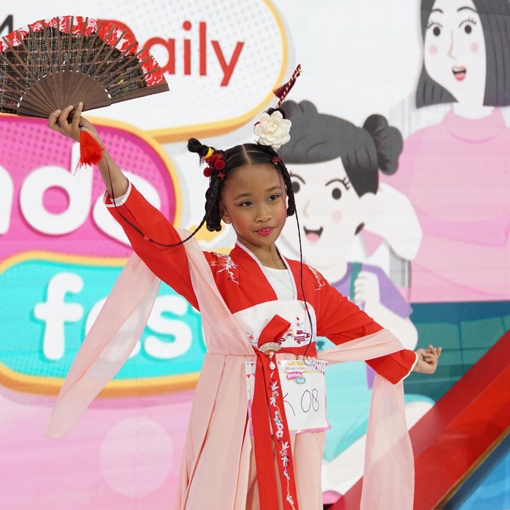 <p>Lomba Kreasi Kuncir turut memeriahkan LazMall Daily Bundafest 2023 hari ketiga, Bunda. Terdapat 17 peserta yang dengan semangat mengikuti perlombaan ini hingga selesai. (Foto: Atmaja Kurniawan / HaiBunda)</p>