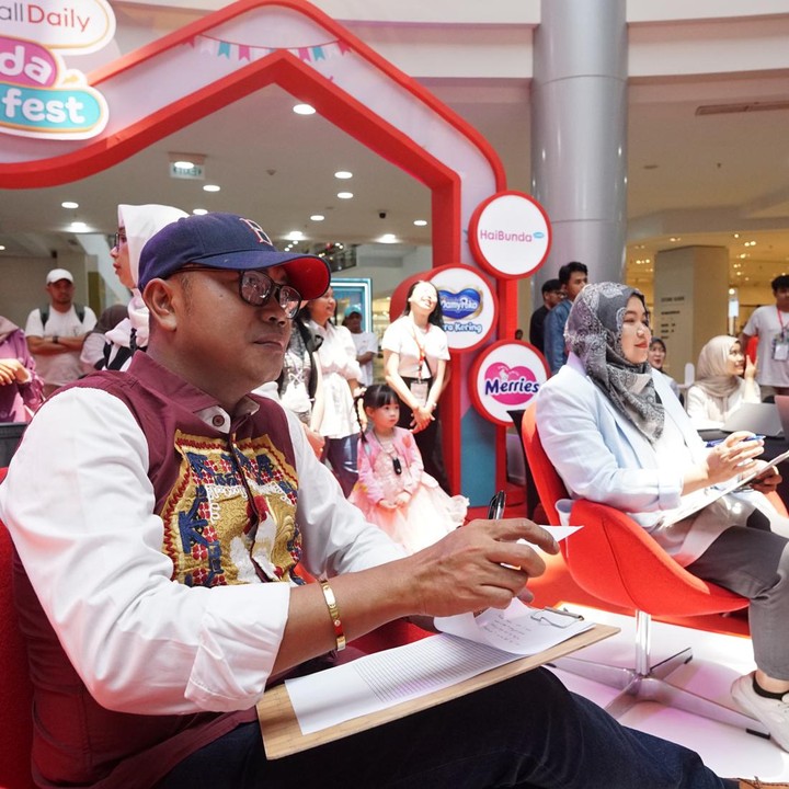 <p>Lomba menyanyi Bunda dan Si Kecil ini dihadiri oleh dewan juri yang tentu sangat profesional di bidangnya yaitu Ayah Dani yang merupakan instruktur vokal dari Purwacaraka Music Studio. Selain itu ada juga Bunda Iin Yumiyanti selaku Pimpinan Redaksi HaiBunda yang turut menjadi juri pada kesempatan ini. (Foto: Muhammad Diego Tristan Firdaus / HaiBunda)</p>