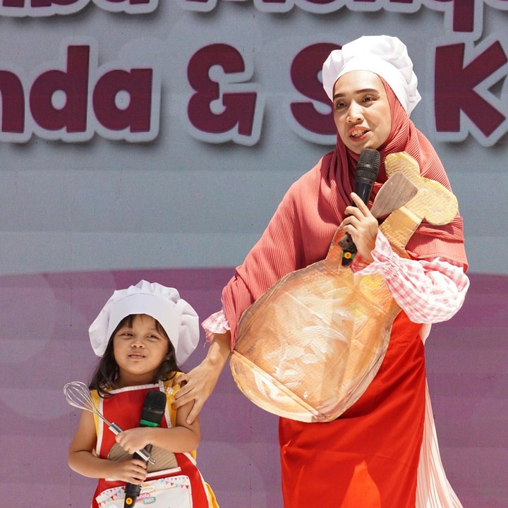 <p>Aspek yang dinilai dari lomba menyanyi ini adalah harmonisasi, ekspresi, koreografi, dan penampilan. Peserta akan menyanyikan lagu dengan durasi maksimal 3 menit. Peserta pertama yang tampil adalah Nizam dan Bunda Lila yang menyanyikan lagu berjudul "Cinta untuk Mama". (Foto: Muhammad Diego Tristan Firdaus / HaiBunda)</p>