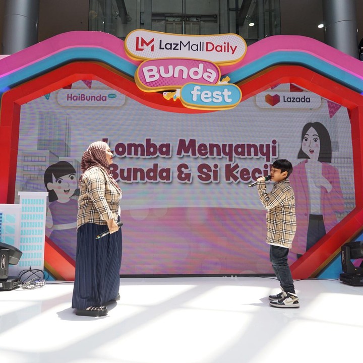 <p>Peserta yang tampil datang dari berbagai kalangan usia, Bunda. Semua peserta tampak bersemangat menampilkan kemampuan terbaiknya. Lomba menyanyi ini juga sukses menarik perhatian banyak pengunjung LazMall Daily Bundafest day 2. (Foto: Muhammad Diego Tristan Firdaus / HaiBunda)</p>