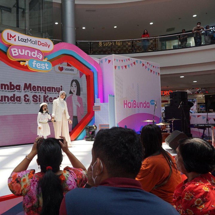 <p>LazMall Daily Bundafest 2023 hari ketiga dibuka dengan lomba menyanyi untuk Bunda dan Si Kecil. Sejak pagi Bunda dan Si Kecil sudah memadati area atrium utama, Margo City, Mall. Terdapat 21 peserta yang antusias untuk mengikuti lomba ini. (Foto: Muhammad Diego Tristan Firdaus / HaiBunda)</p>