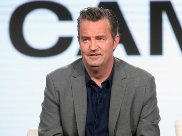 Matthew Perry Bintang 'Friends' Meninggal, Sempat Kecelakaan & Usus Besar Pecah