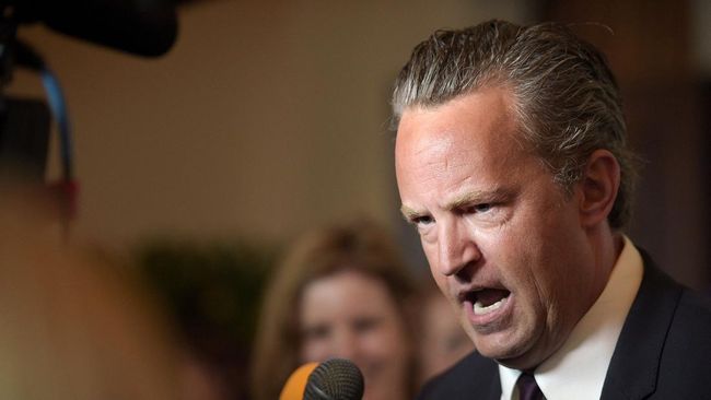 Seorang dokter dan pengedar narkoba akan mulai menjalani sidang kasus kematian Matthew Perry pada 4 Maret 2025.