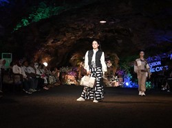 Unik, Fashion Show Batik Purbalingga Digelar di Dalam Gua Lawa