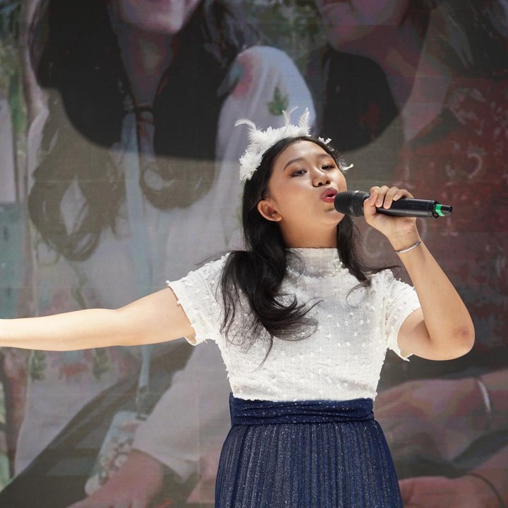 <p>Lagu lain yang Syaakila bawakan adalah Symphony yang Indah dari Once Mekel. Lagu ini sukses membuat pengunjung bernyanyi bersama. LazMall Daily Bundafest di Margo City ini didukung oleh brand ternama seperti MamyPoko, Johnson & Johnson, Merries, Bebelac, Goon, Kintakun x Cuit Baby, dan Philips. Untuk bisa mendapatkan harga-harga menarik dari brand di atas langsung saja klik <a href="https://www.haibunda.com/outboundlinks?url=http%3A%2F%2Fsurl.li%2Fmnvok" target="_blank">di sini</a> ya, Bun. Diskon harganya luar biasa! (Foto: Muhammad Diego Tristan Firdaus / HaiBunda)</p>