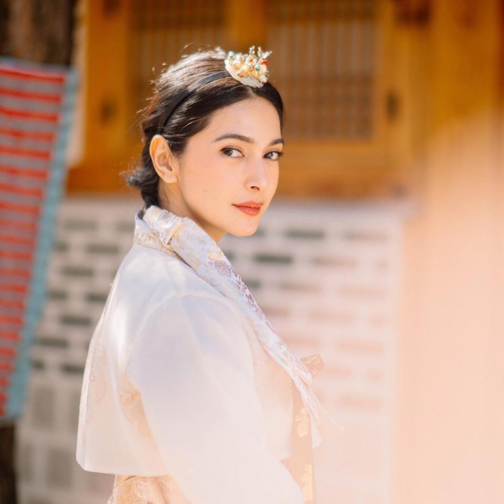 <p>Banyak netizen yang menyebut kecantikan Nabila Syakieb yang mengenakan Hanbok ini seperti kecerdasan buatan (AI), Bunda. Ada pula yang menyebut Nabila sudah bisa ikut berakting di drama Korea. (Foto: Instagram: @nsyakieb85)</p>