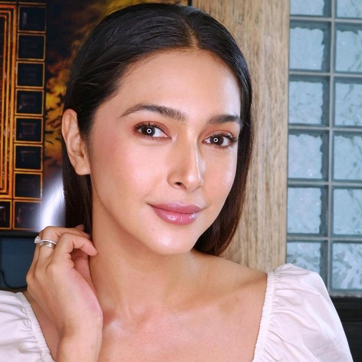 <p>Artis ternama Nabila Syakieb dikenal karena parasnya yang cantik dan kemampuannya dalam berakting, Bunda. Banyak orang yang kemudian penasaran dengan rahasia cantik Bunda dua anak ini. (Foto: Instagram: @nsyakieb85)</p>